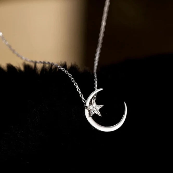Collar con Colgante de Luna y Estrella en Cristal