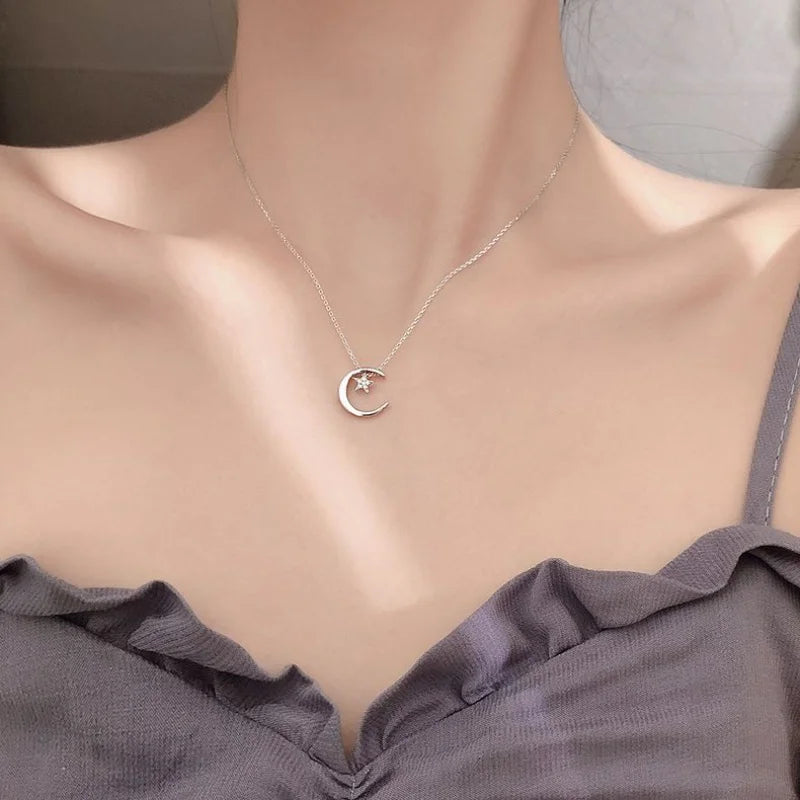 Collar con Colgante de Luna y Estrella en Cristal