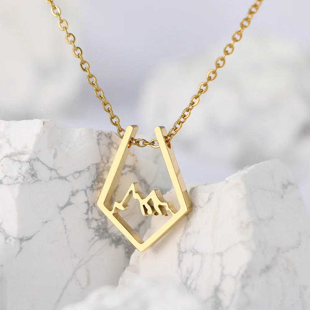 Collar con Colgante Montaña oro