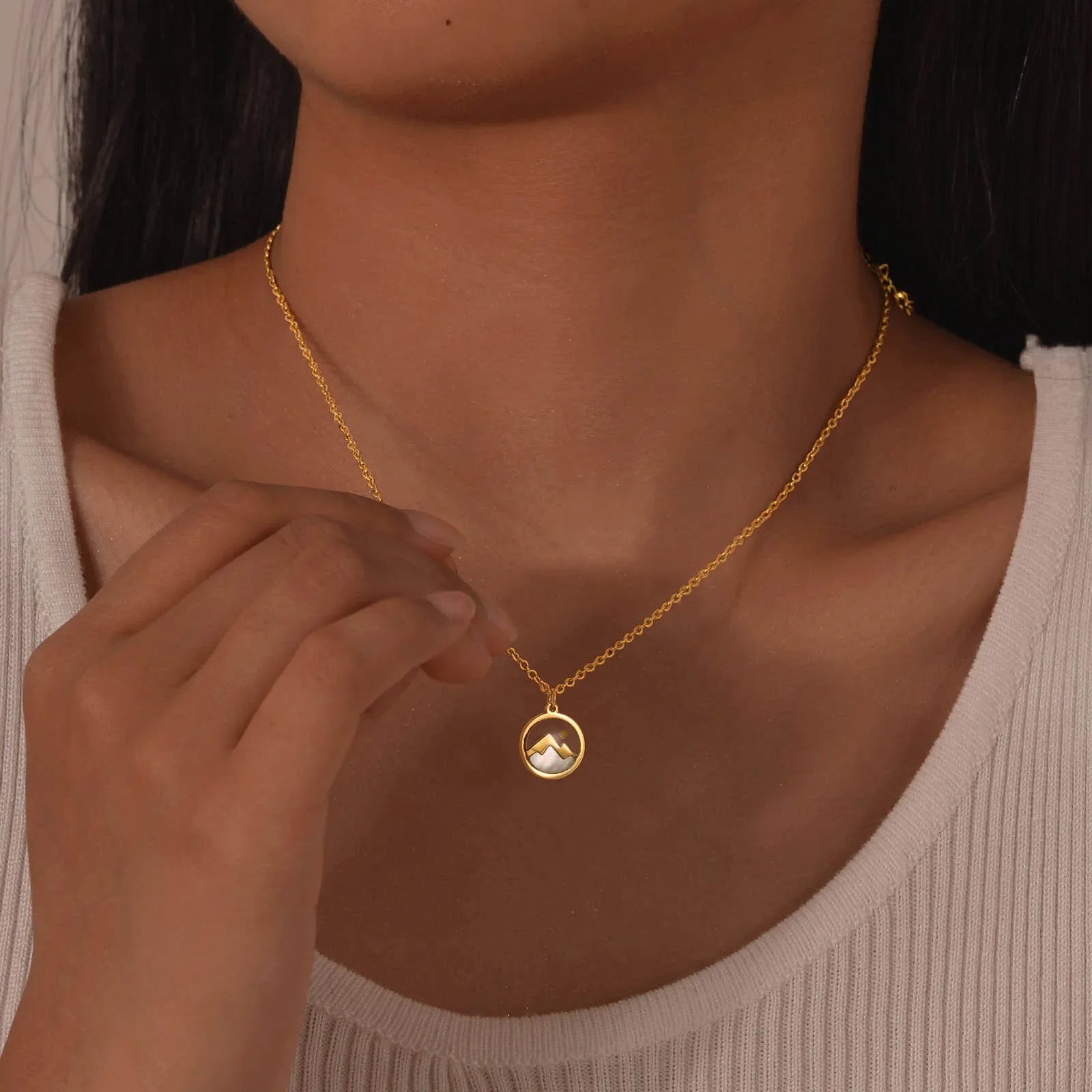 Collar con Colgante de Montaña y Luna