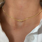 Collier avec pendentif noeud minimaliste