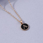 Collier avec pendentif noir initiale - lettre