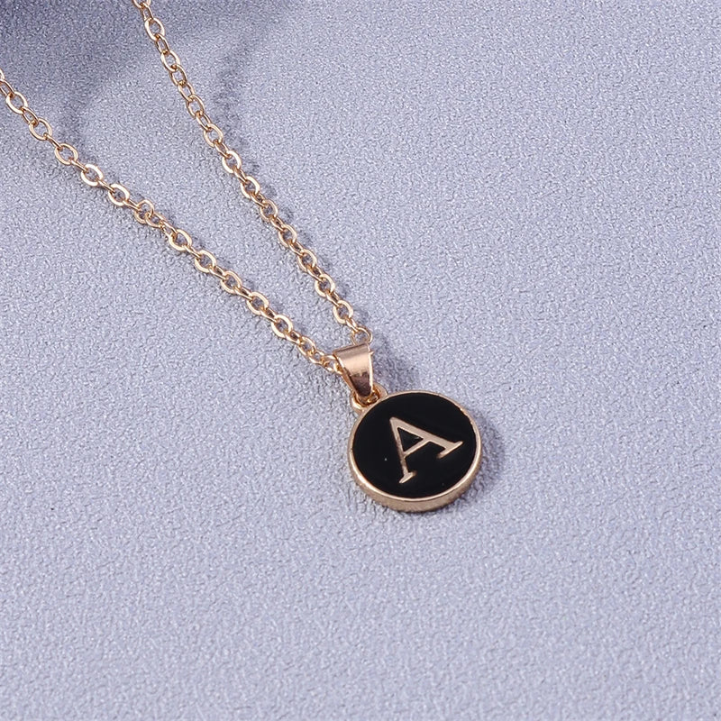 Collier avec pendentif noir initiale - lettre