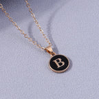 Collier avec pendentif noir initiale - lettre