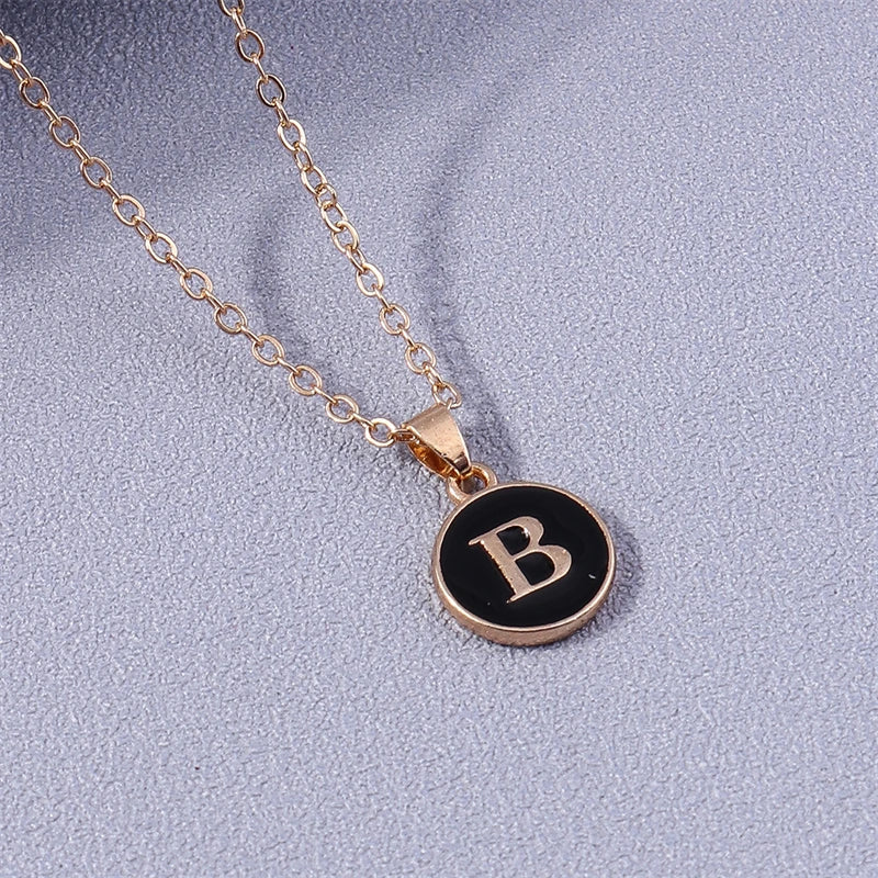 Collier avec pendentif noir initiale - lettre