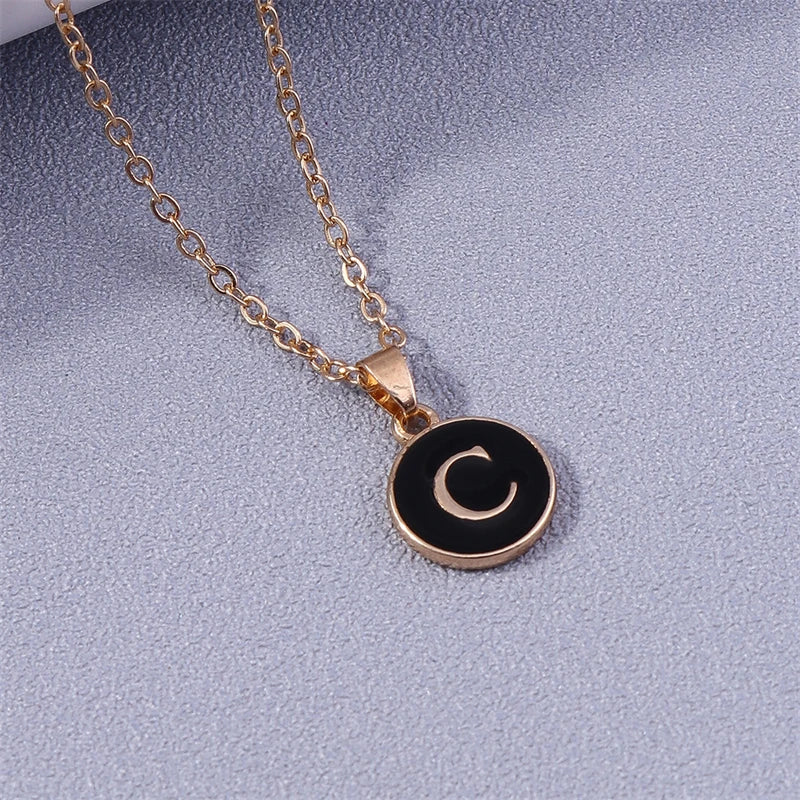 Collier avec pendentif noir initiale - lettre