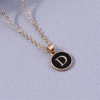 Collier avec pendentif noir initiale - lettre