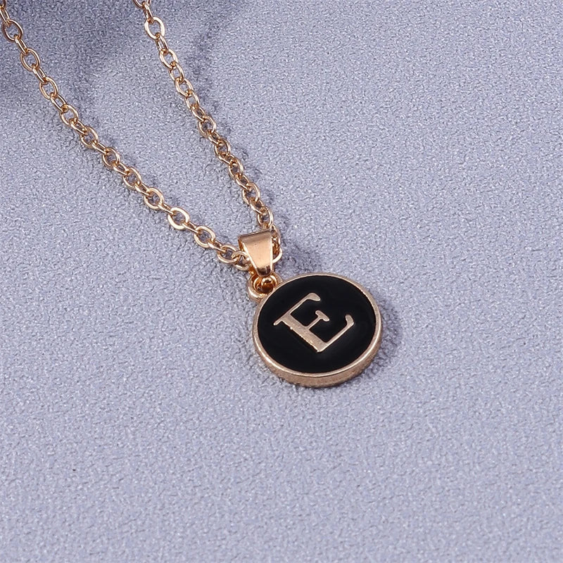 Collier avec pendentif noir initiale - lettre