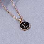 Collier avec pendentif noir initiale - lettre