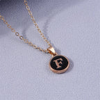 Collier avec pendentif noir initiale - lettre