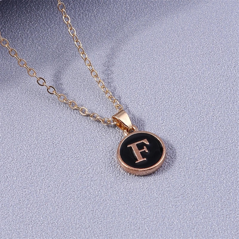Collier avec pendentif noir initiale - lettre