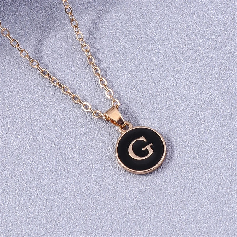 Collier avec pendentif noir initiale - lettre