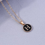 Collier avec pendentif noir initiale - lettre