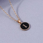 Collier avec pendentif noir initiale - lettre