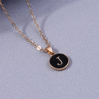 Collier avec pendentif noir initiale - lettre