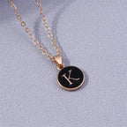 Collier avec pendentif noir initiale - lettre