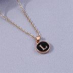 Collier avec pendentif noir initiale - lettre