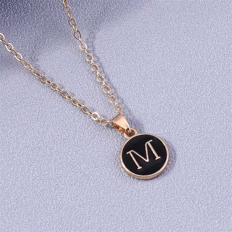 Collier avec pendentif noir initiale - lettre
