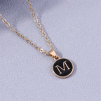 Collier avec pendentif noir initiale - lettre