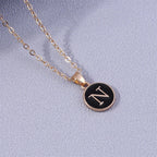 Collier avec pendentif noir initiale - lettre
