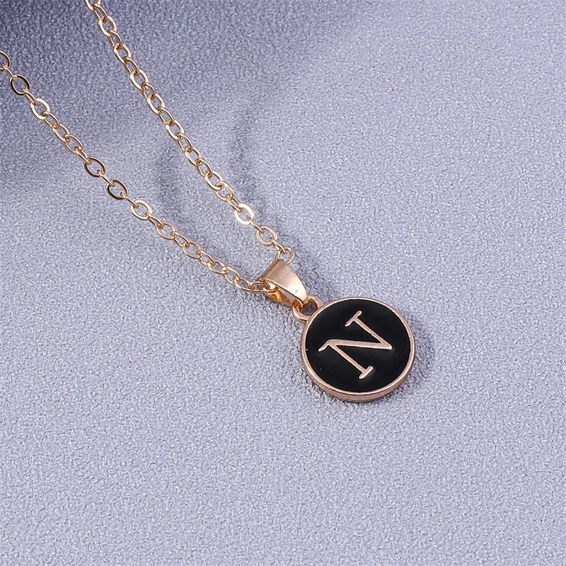Collier avec pendentif noir initiale - lettre