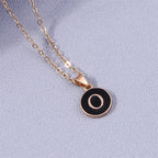 Collier avec pendentif noir initiale - lettre