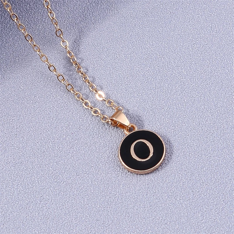 Collier avec pendentif noir initiale - lettre