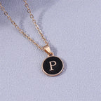 Collier avec pendentif noir initiale - lettre