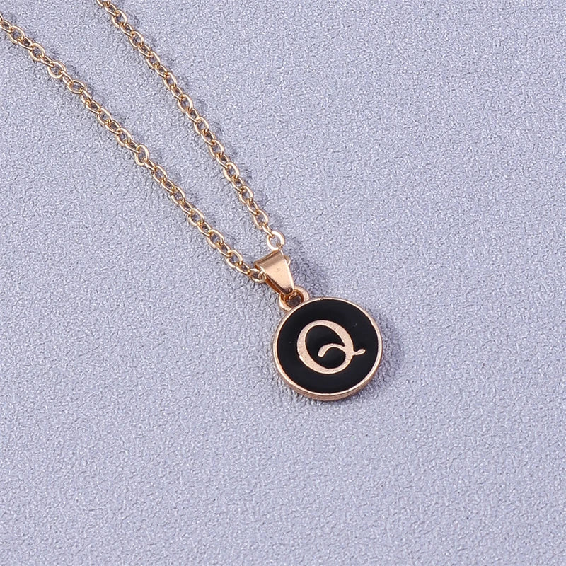 Collier avec pendentif noir initiale - lettre