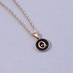 Collier avec pendentif noir initiale - lettre