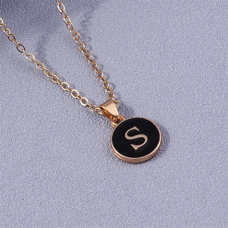 Collier avec pendentif noir initiale - lettre