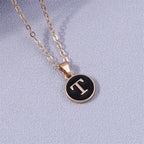 Collier avec pendentif noir initiale - lettre
