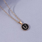 Collier avec pendentif noir initiale - lettre