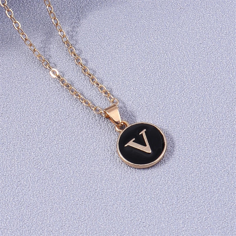 Collier avec pendentif noir initiale - lettre