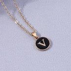Collier avec pendentif noir initiale - lettre