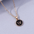 Collier avec pendentif noir initiale - lettre