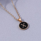 Collier avec pendentif noir initiale - lettre