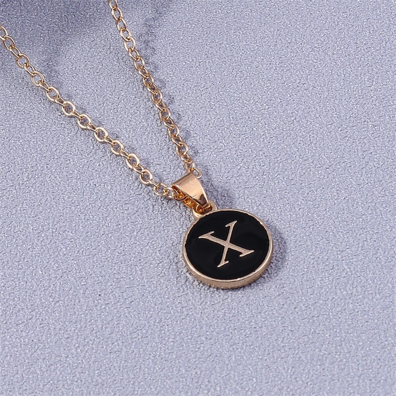 Collier avec pendentif noir initiale - lettre
