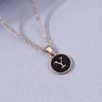 Collier avec pendentif noir initiale - lettre