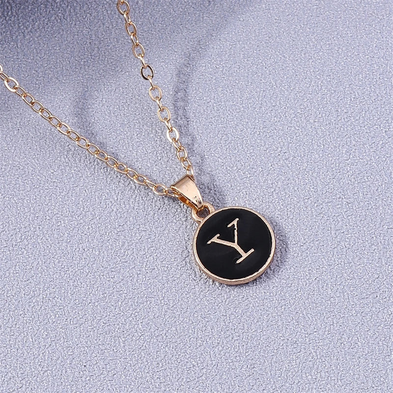 Collier avec pendentif noir initiale - lettre