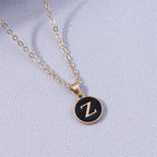 Collier avec pendentif noir initiale - lettre
