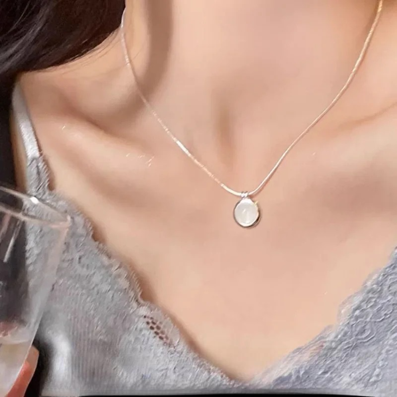 Collar con Colgante Ovalado de Piedra de Luna blanca