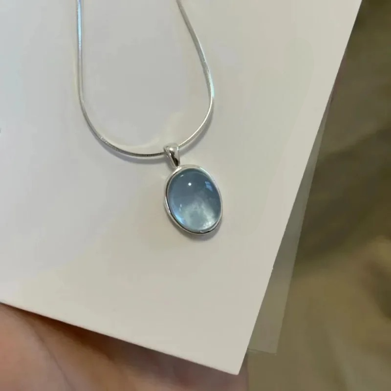 Collar con Colgante Ovalado de Piedra de Luna azul