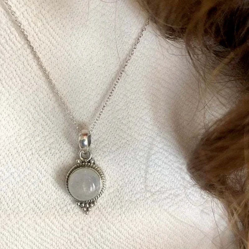 Collar con Colgante de Piedra de Luna Estilo Vintage