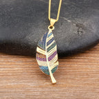 Collar con colgante pluma y circonio
