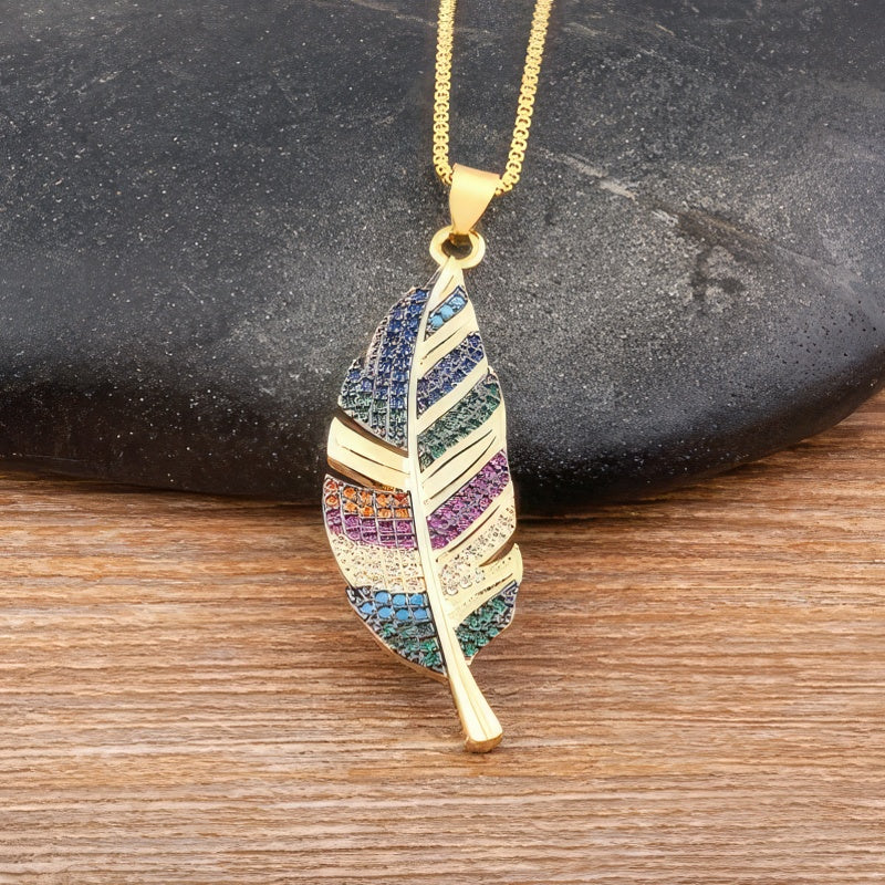 Collar con colgante pluma y circonio