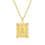 Collier avec pendentif rectangulaire initiale - lettre