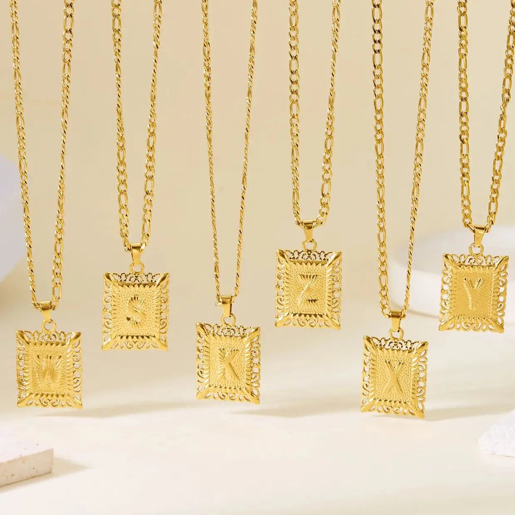 Collier avec pendentif rectangulaire initiale - lettre