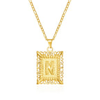 Collier avec pendentif rectangulaire initiale - lettre