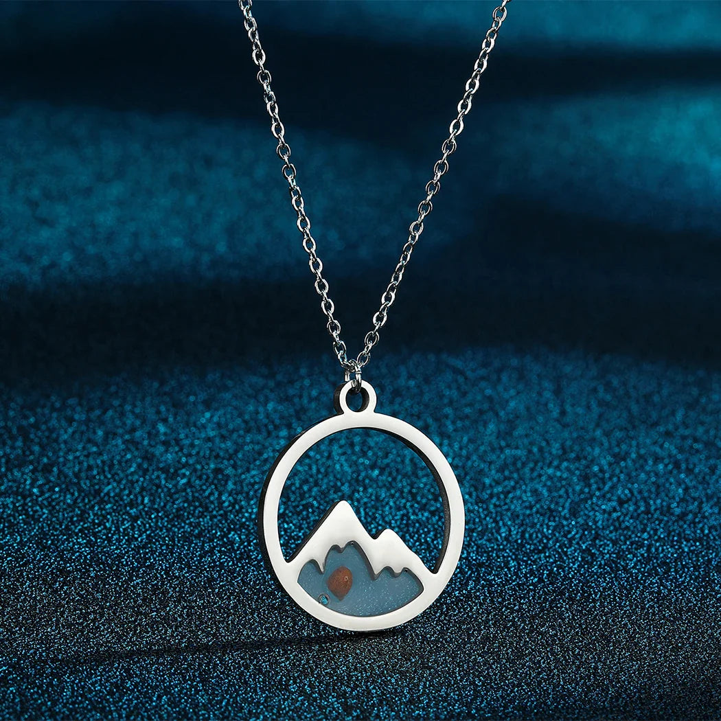 Collar con Colgante Redondo Montaña y Semilla plata
